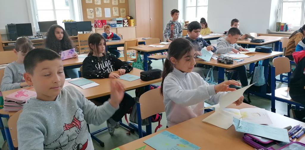 Kinder lesen die Briefe