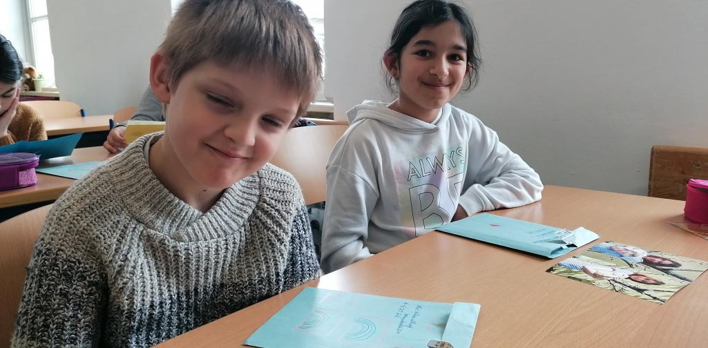 Kinder lesen die Briefe