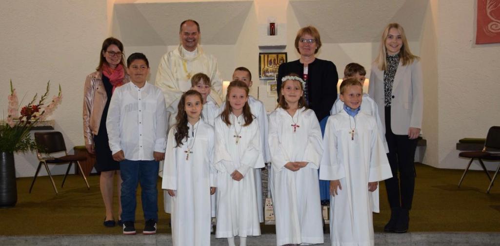 Erstkommunion 2b Erstkommunionskinder der 2b Klasse mit Religionslehrerin Maria Schatz, Dekan peter Schering, Gruppenleiterin und Klassenlehrerin