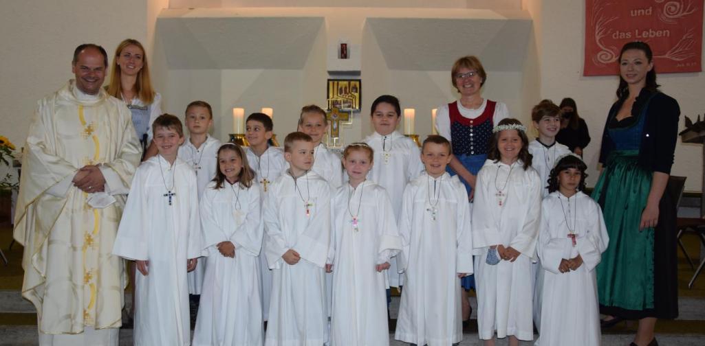 Erkommunionkinder der 2a und 2c Klasse mit Dekan Peter Scheiring, Religionslehrerin Maria Schatz und den Klassenlehrerinnen