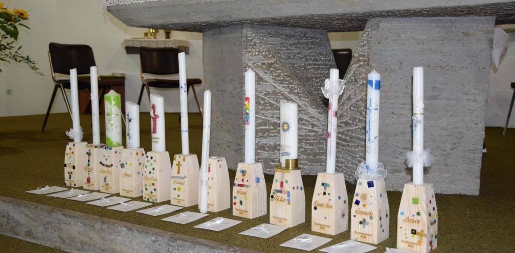 Taufkerzen der Erstkommunionskinder