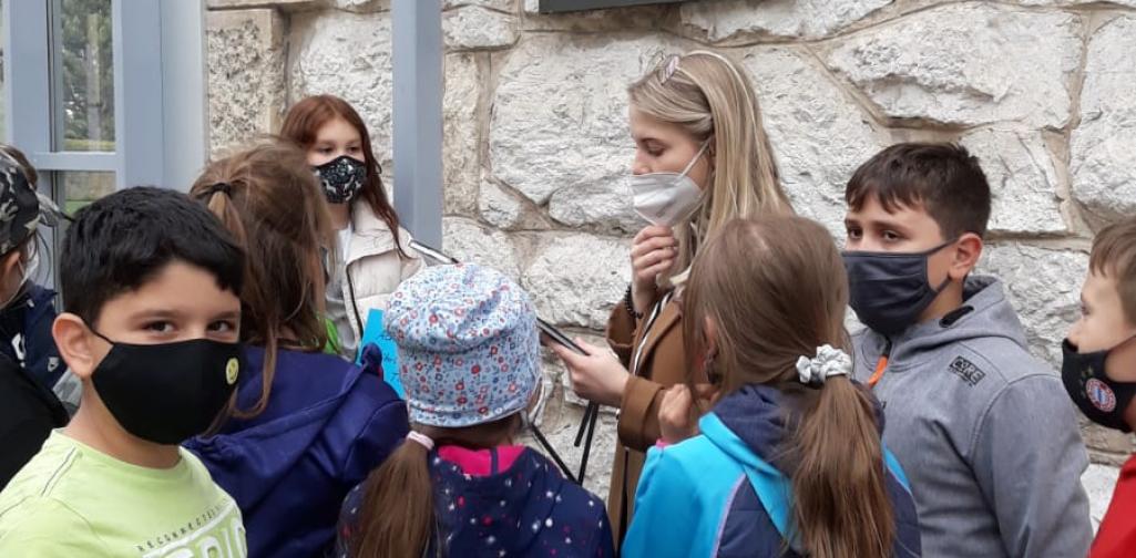 2b Klasse im Glasgang beim Betrachten der neuen Bücher