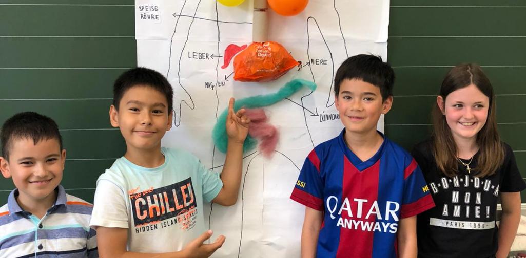 Kinder der 3a ihrem Plakat