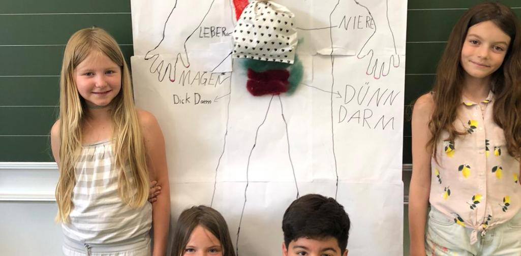 Kinder der 3a ihrem Plakat