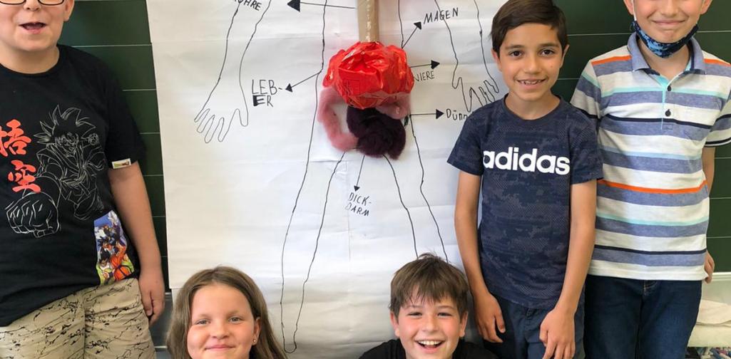 Kinder der 3a ihrem Plakat