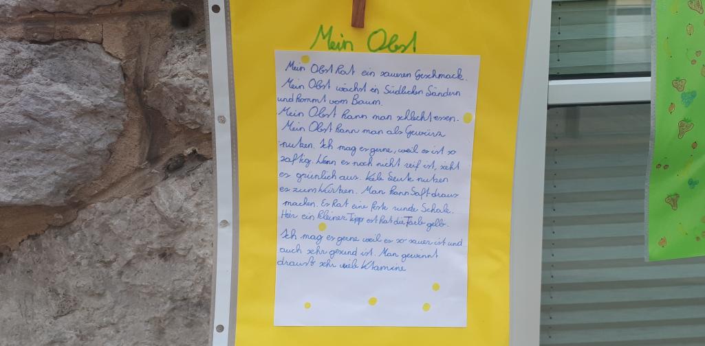 Gelbe Rätselkarte im Glasgang