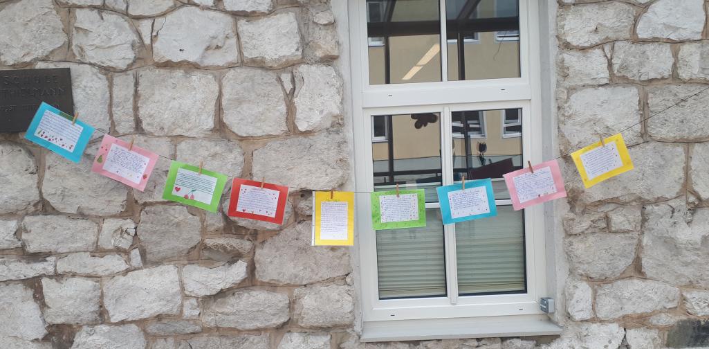 Rätselkarten im Glasgang