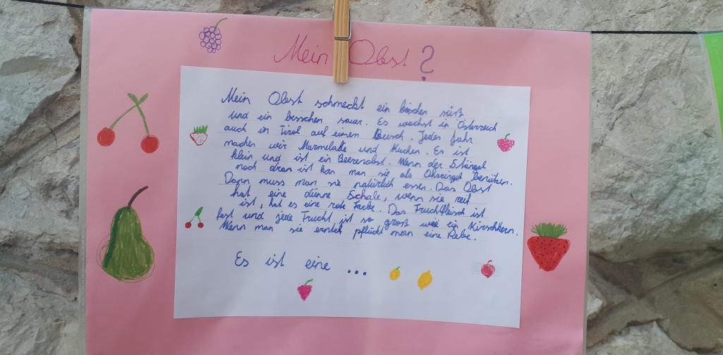 rosa Rätselkarte im Glasgang