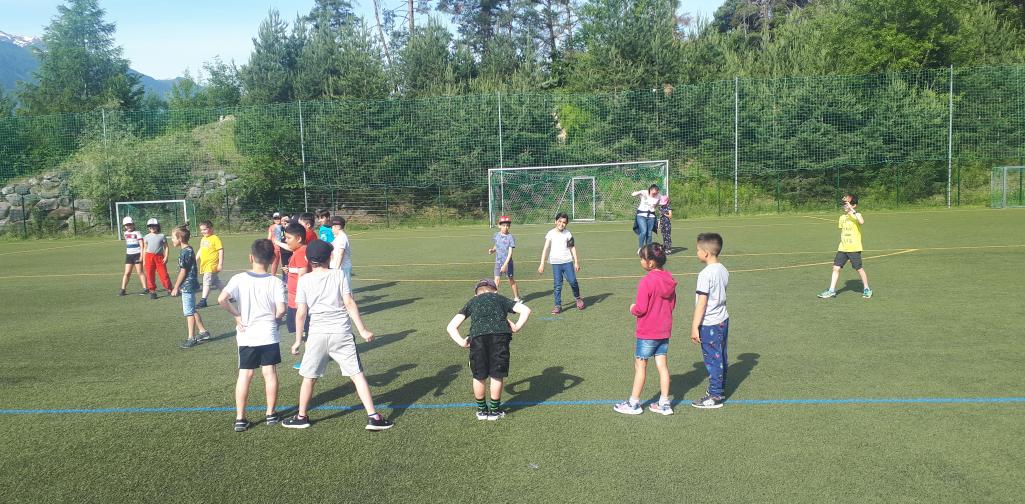 Kinder der 2a beim Merkballspielen