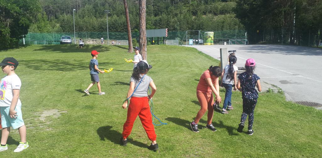 Kinder der 2a beim freien Spielen in der Wiese