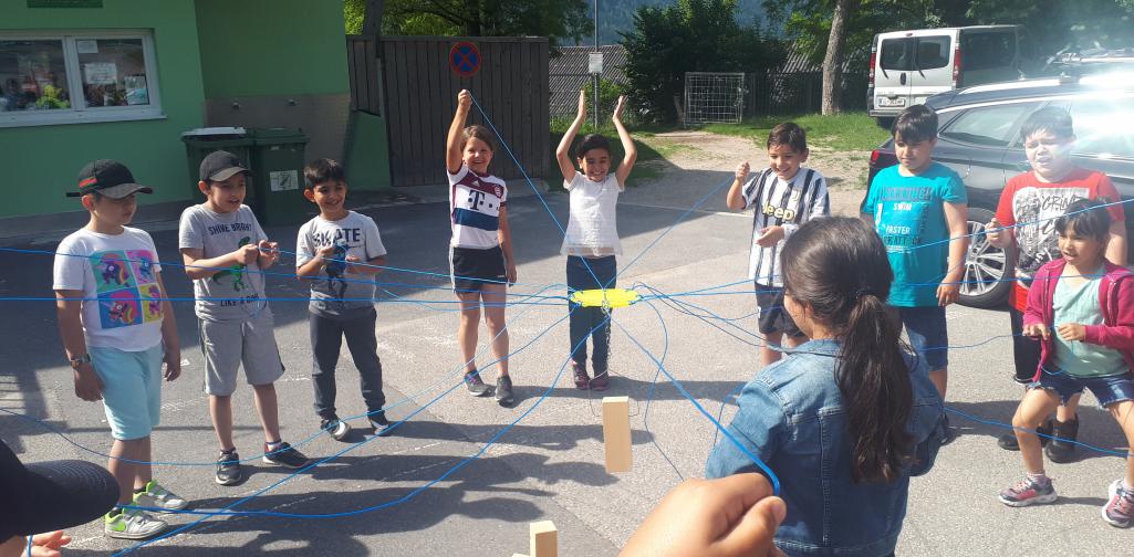 Kinder der 2a beim Geschicklichkeitsspiel