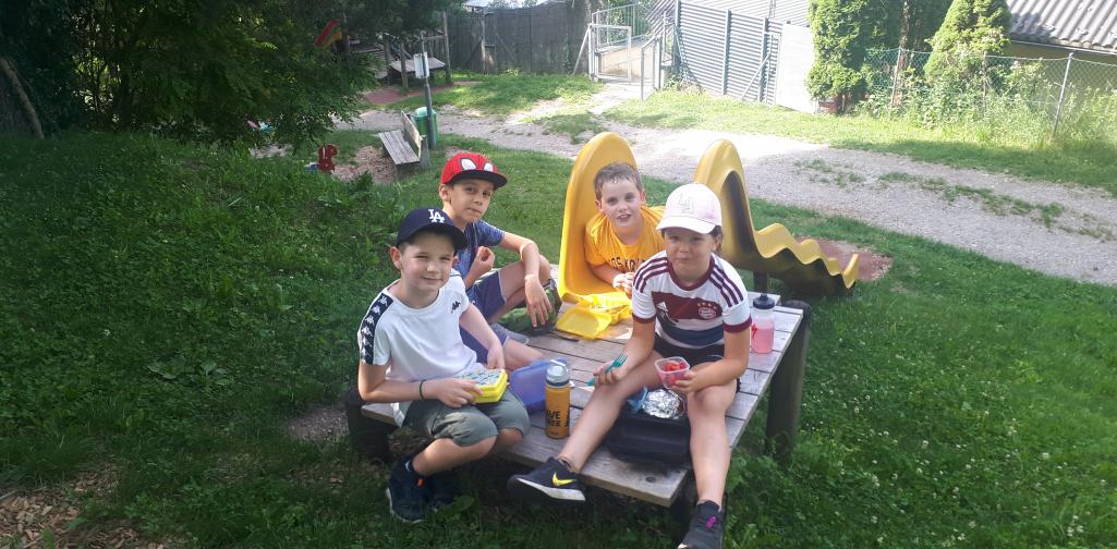 Kinder der 2a beim Jausnen