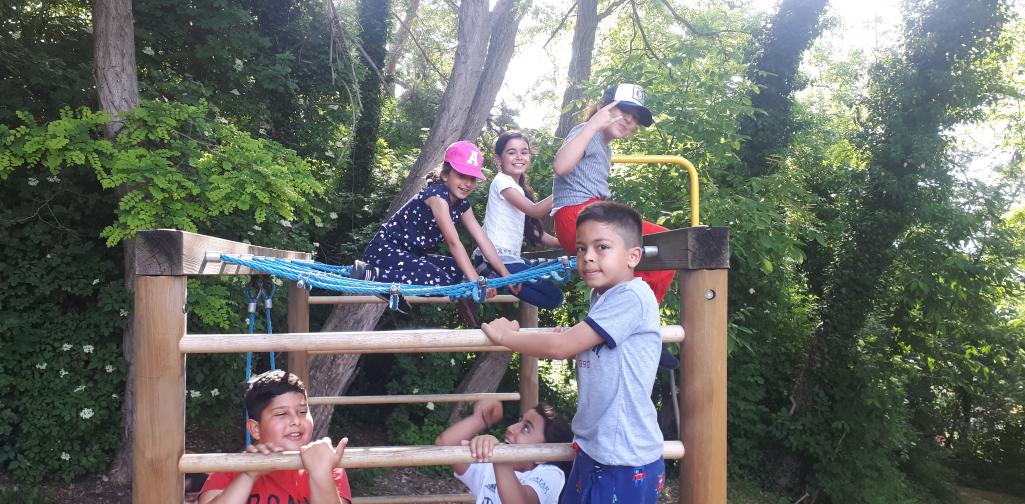 Kinder der 2a am Klettergerüst