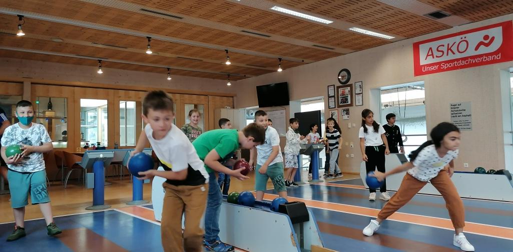 Kinder beim Kegeln