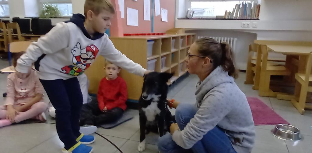 Kind streichelt Hund