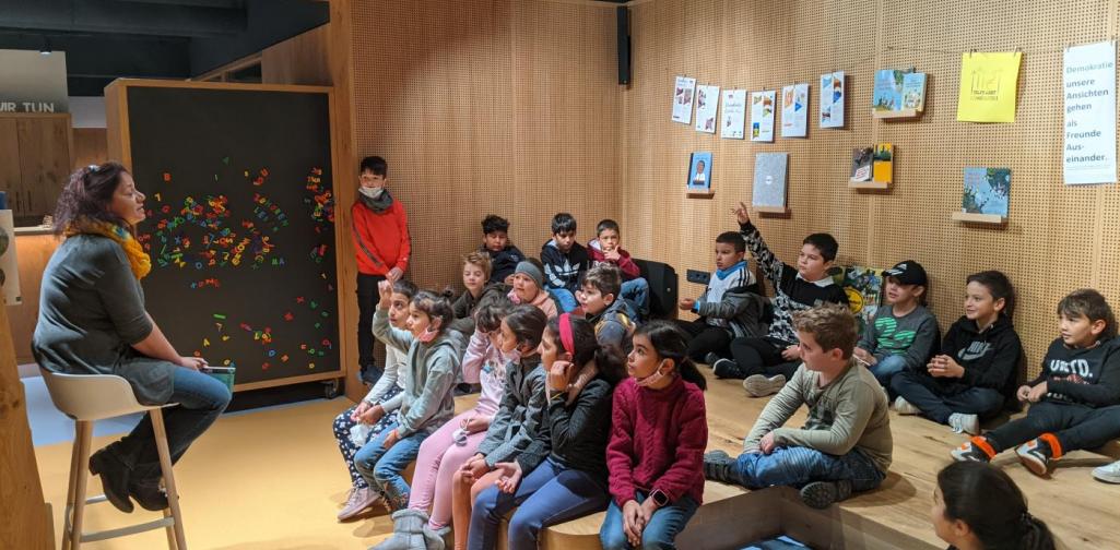 3a Klasse mit Bibliothekarin Nadja Fenneberg