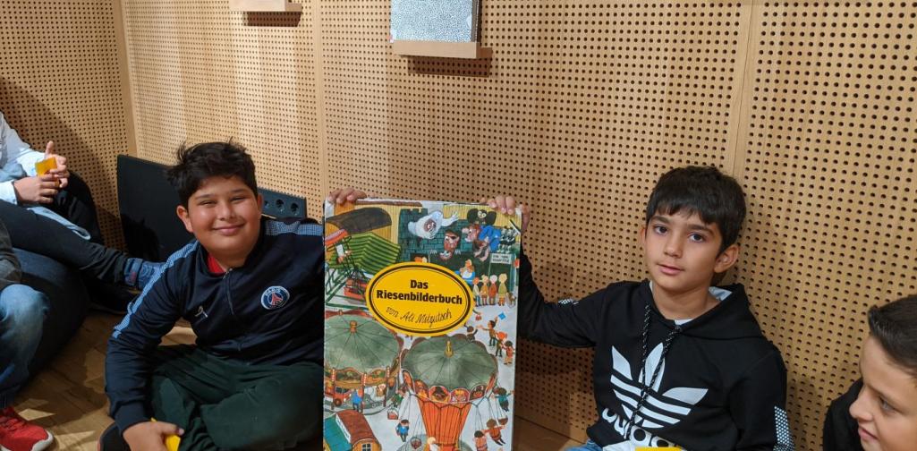 Zwei Kinder der 3a Klasse mit einem großen Buch