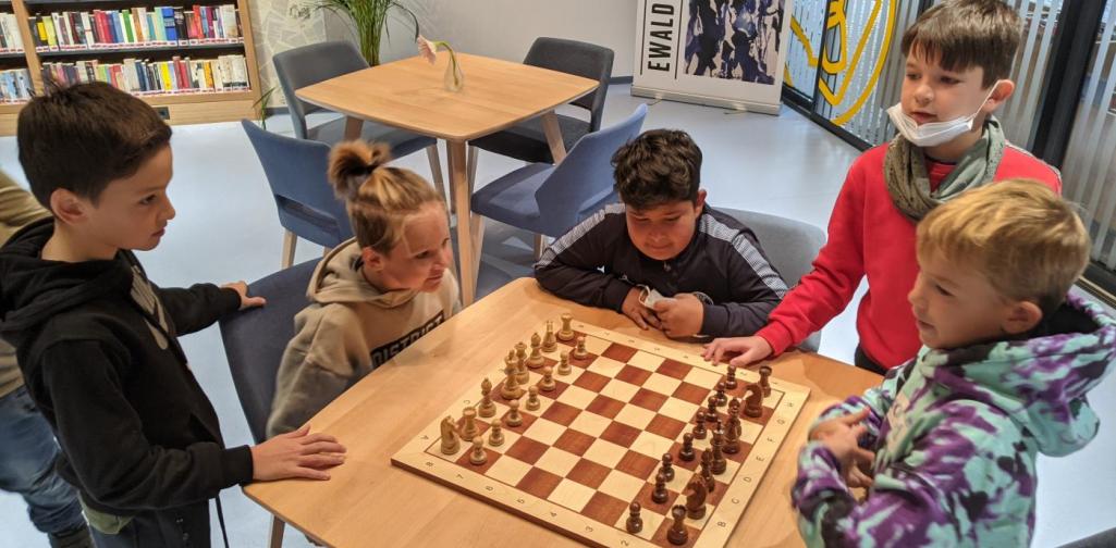 Kinder der 3a Klasse beim Schach spielen