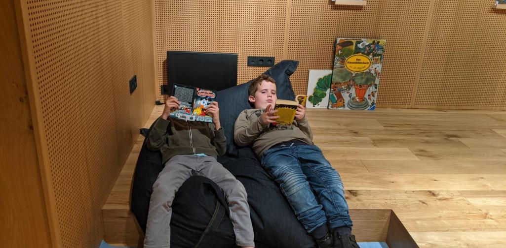 Zwei Kinder der 3a Klasse beim Lesen