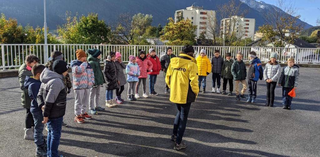 Hallo Auto 3a 3a Klasse im Halbkreis am Thönigelände mit Manuela vom ÖAMTC
