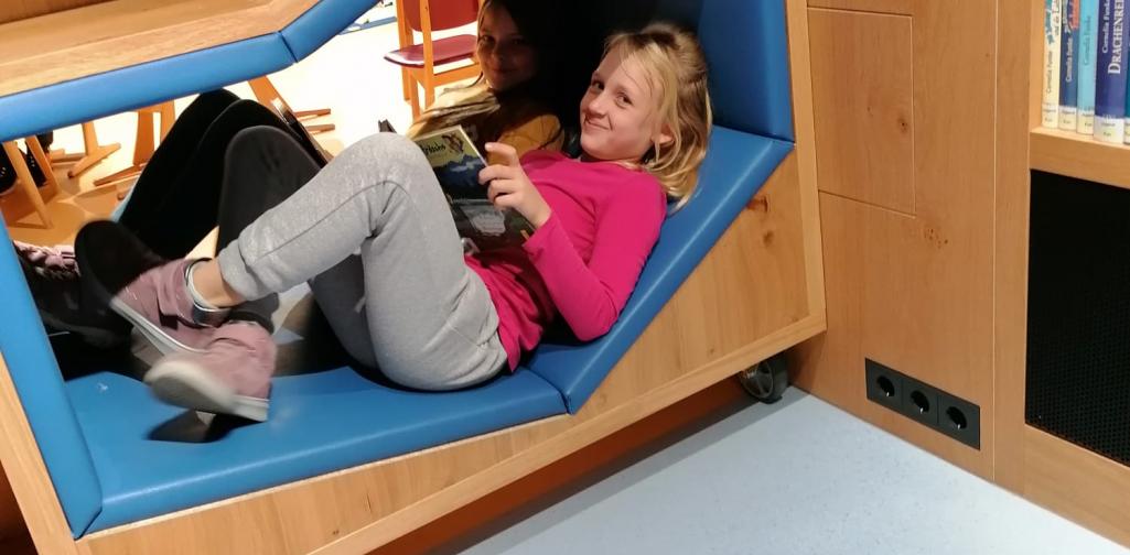 Kinder beim Lesen in der Leseecke