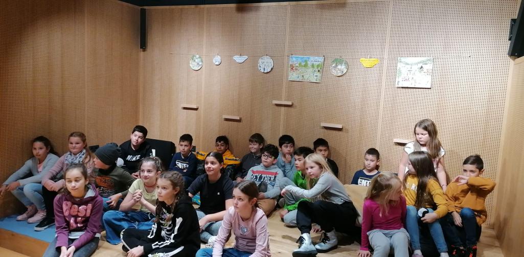 Kinder sitzen auf der Bühne