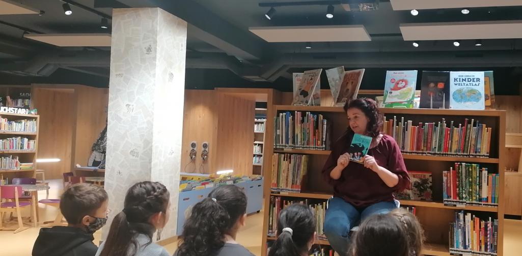 Bibliothekarin liest ein Buch vor