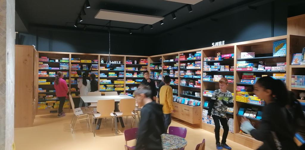 Kinder suchen sich Spiele aus