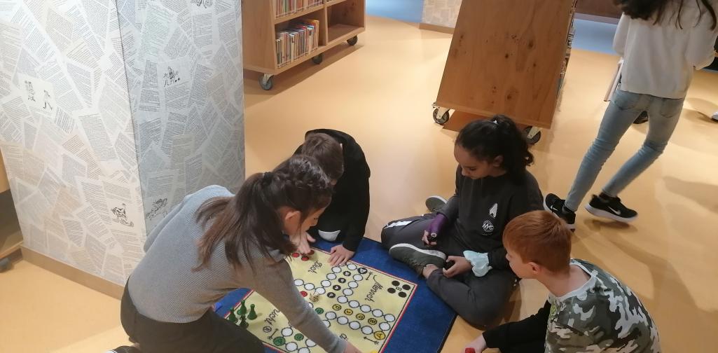 Kinder spielen Mensch ärger dich nicht