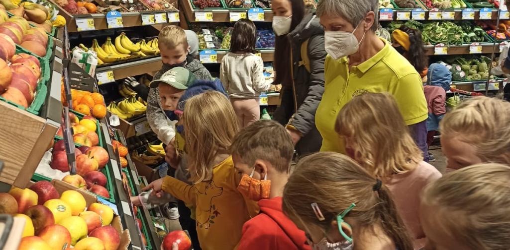 Kinder beim SPAR Einkaufserlebnis Obstabteilung