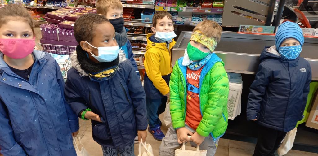 Kinder beim SPAR Einkaufserlebnis Kassa