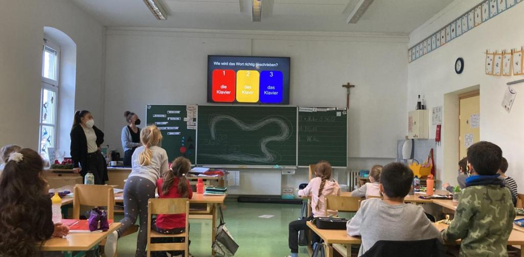 Klasse spielt gemeinsam ein digitales Spiel