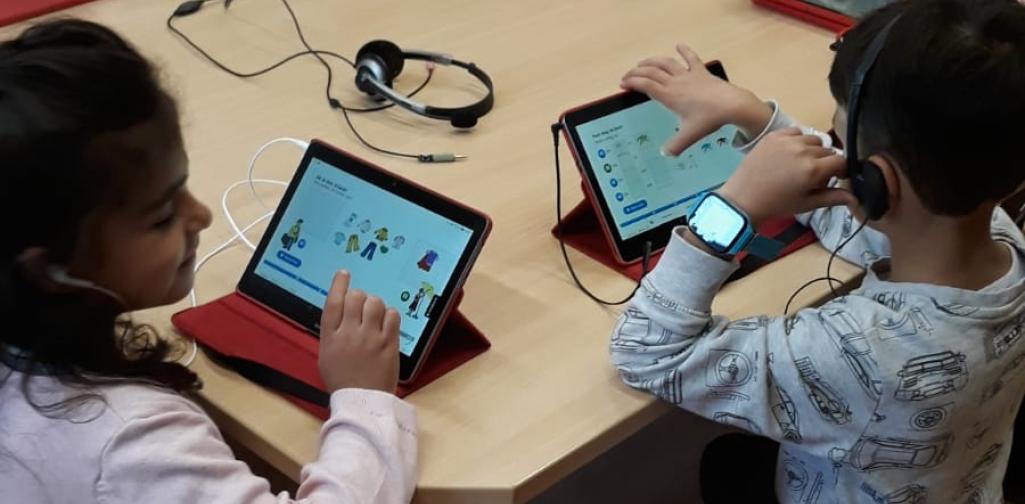 Kinder arbeiten mit Tablets Kinder arbeiten mit Tablets