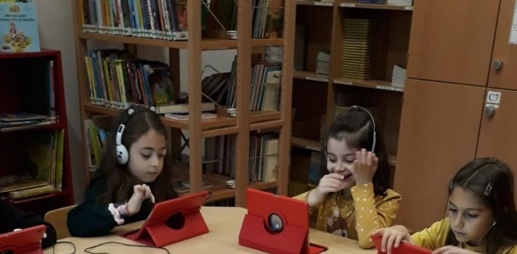 Kinder arbeiten mit Tablets Kinder arbeiten mit Tablets