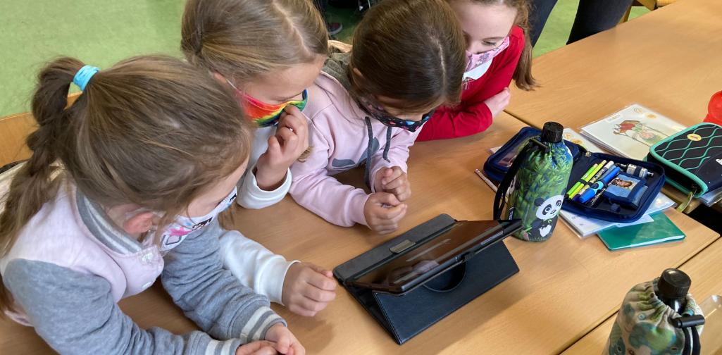 Kinder arbeiten mit einem Tablet