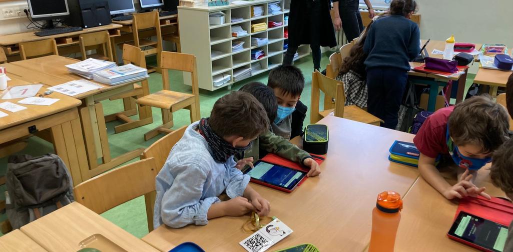 Kinder arbeiten mit einem Tablet