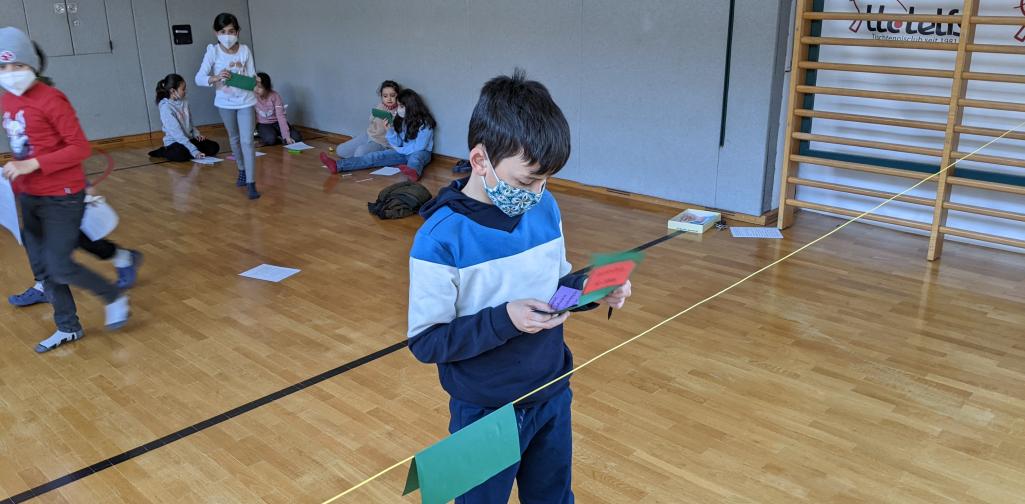 Geschichte_ 3a im Gymnastikraum Kind aus der 3a im Gymnastikraum