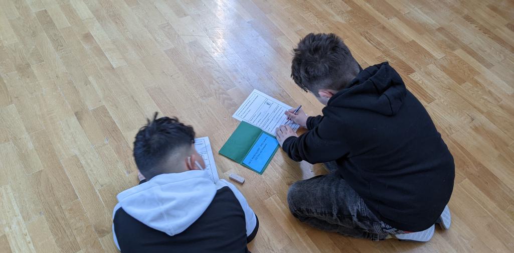 Geschichte_ 3a im Gymnastikraum2 Kinder aus der 3a im Gymnastikraum