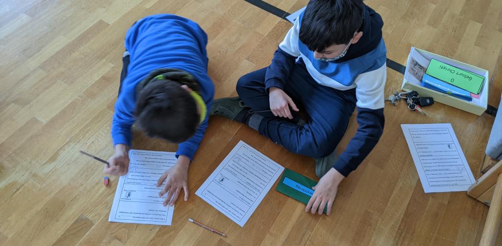 Geschichte_ 3a im Gymnastikraum3 Kinder aus der 3a im Gymnastikraum