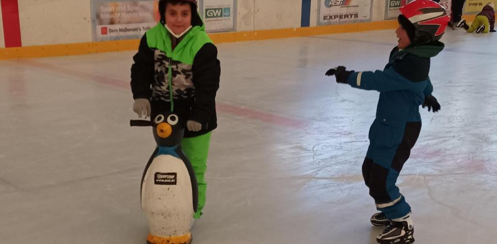 Zwei Kinder der 3c Klasse am Eislaufplatz