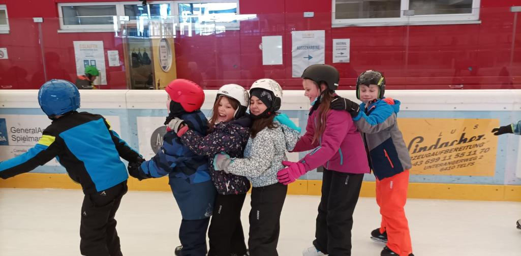 Kinder der 3c Klasse am Eislaufplatz