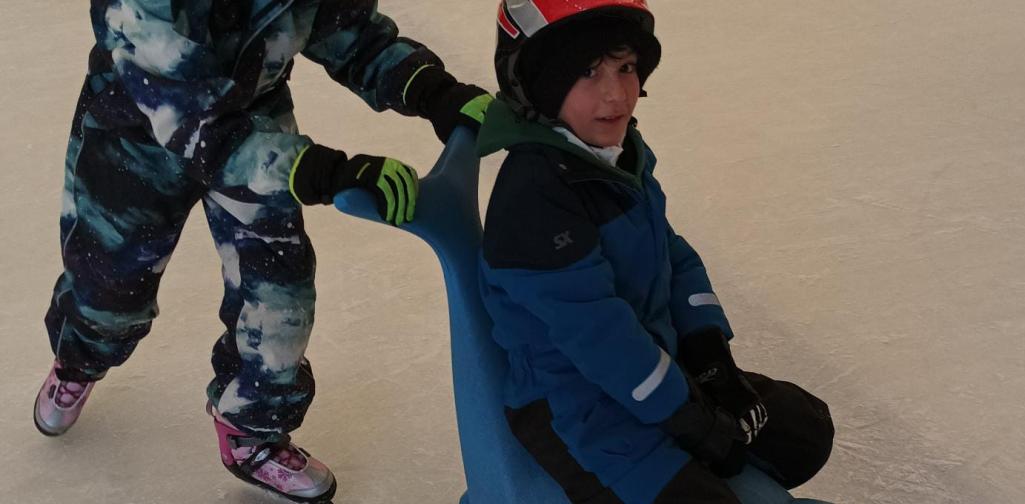 Zwei Kinder der 3c Klasse am Eislaufplatz