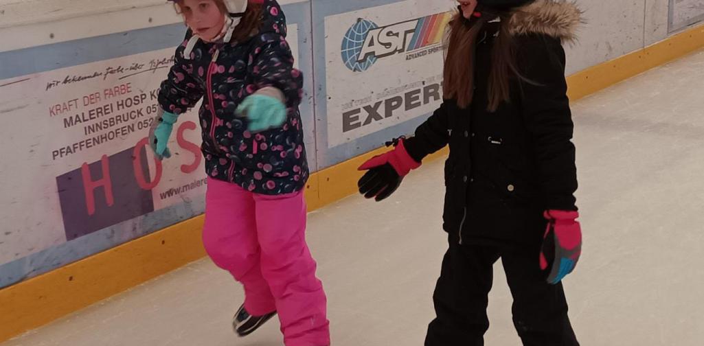 Zwei Kinder der 3c Klasse am Eislaufplatz