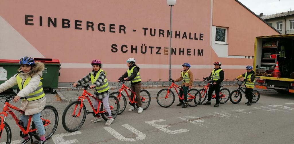 mehrere Kinder mit Fahrrädern