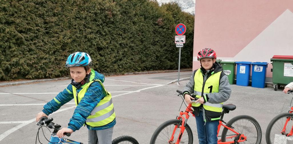 zwei Kinder mit Fahrrädern