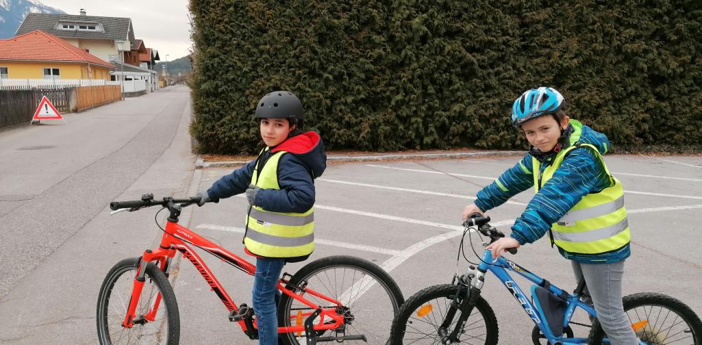 zwei Kinder mit Fahrrädern