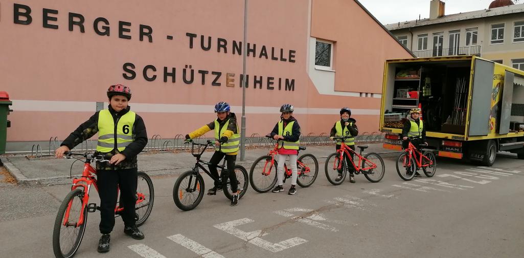 Kinder bilden mit den Fahrrädern eine Reihe