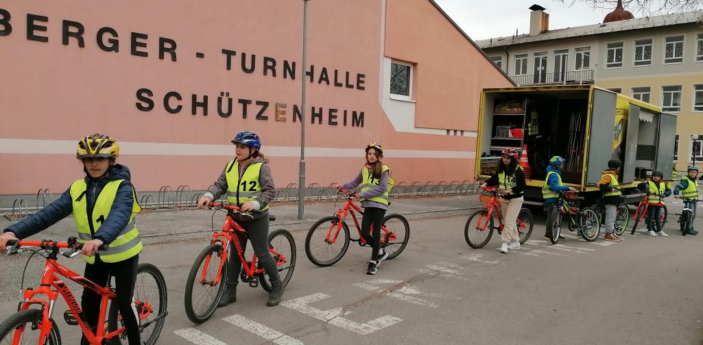 mehrere Kinder mit Fahrrädern