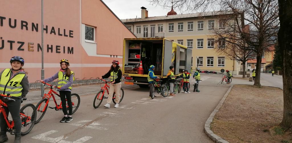 Kinder bilden mit den Fahrrädern eine Reihe