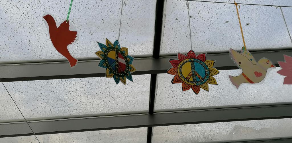 gemalte Peace-Blumen und Friedenstauben